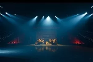 《街角收音师》封面，凌晨街头的麦克风与防风罩