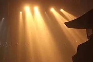 《风穿过麦垛》封面，金色麦田与被风吹起的麦芒